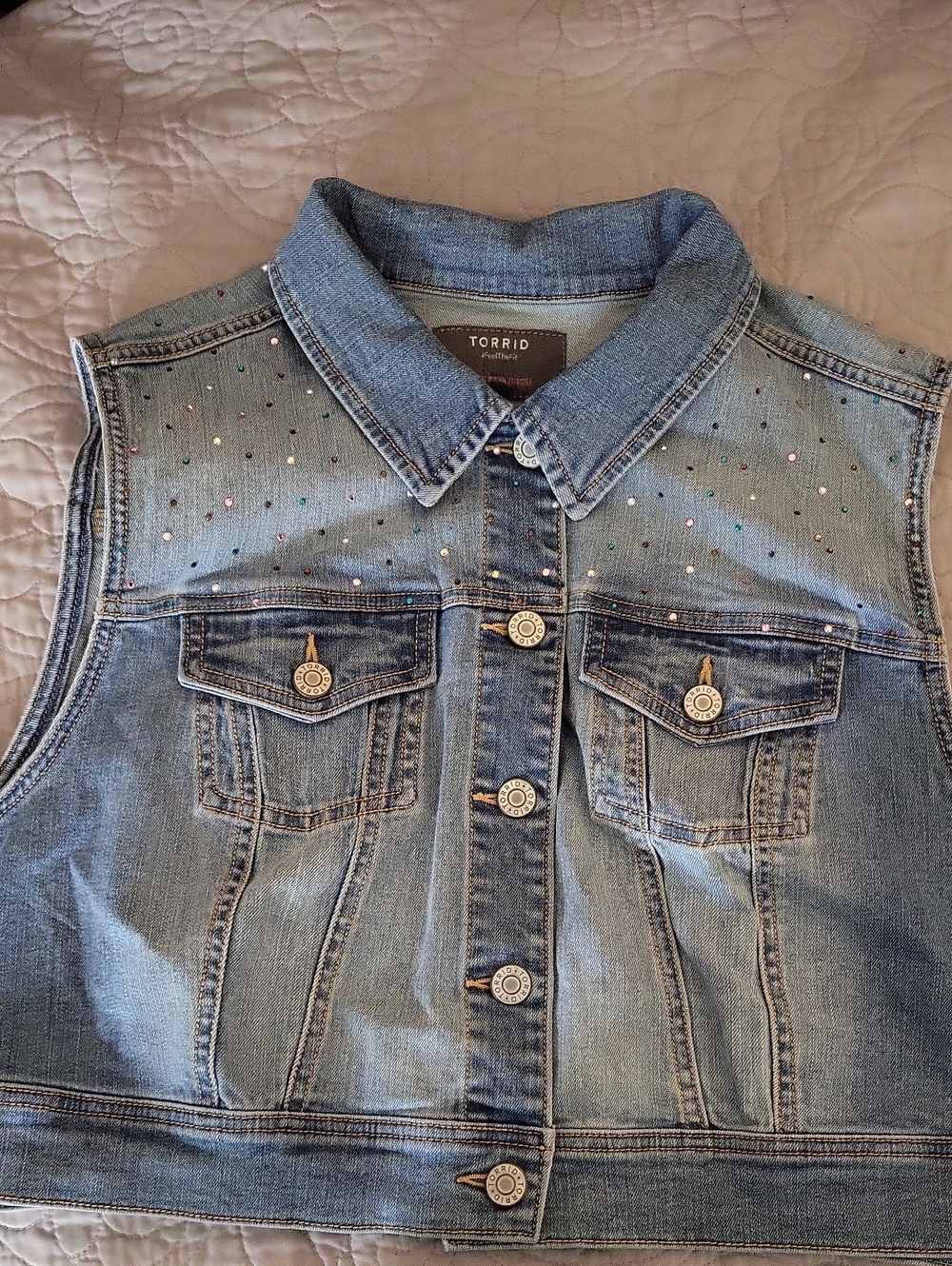 torrid 2x Light Wash Denim Vest with Multicolor Studs nwot - Picture 1 of 5